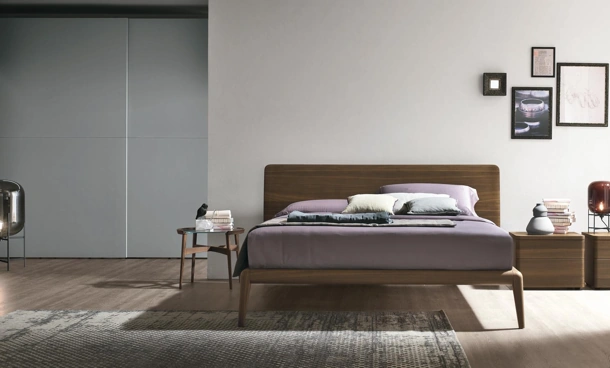 Letto Prado con testata in legno rovere termocotto di Tomasella