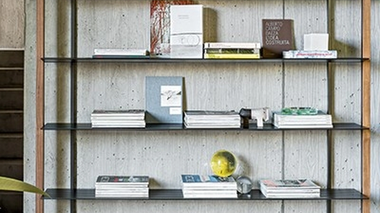 Libreria a muro Alix in legno con ripiani in metallo di Bonaldo