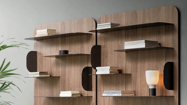 Libreria a muro Blabla in legno con ripiani in metallo di Bonaldo