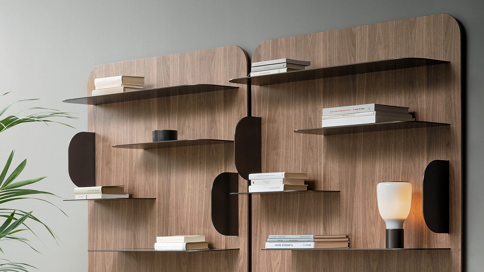 Libreria a muro Blabla in legno con ripiani in metallo di Bonaldo