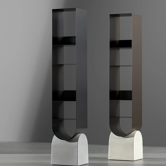 Libreria Vague bookshelf in metallo con base in cemento di Bonaldo