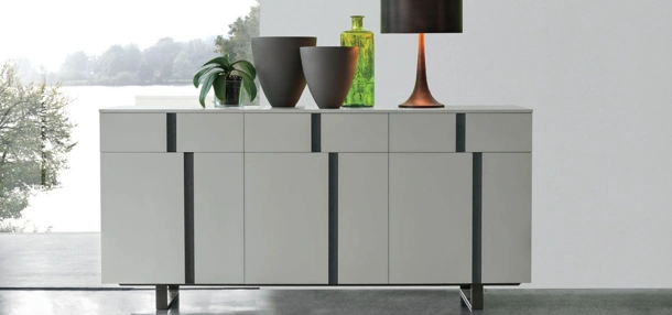 Madia moderna Athena in laccato opaco ghiaccio con inserti in materico rovere carbone di Tomasella