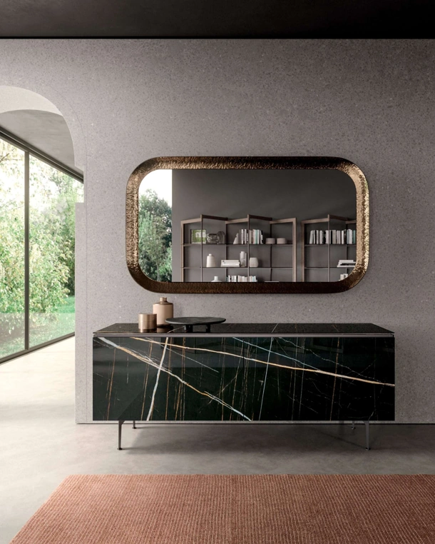 Madia moderna in marble glass Sahara Noir lucido con piedini in metallo Plana di Ozzio