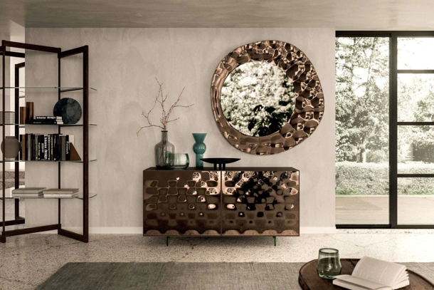 Madia Sarah con contenitore laccato opaco e ante rivestite in specchio bronzato curvato di Ozzio