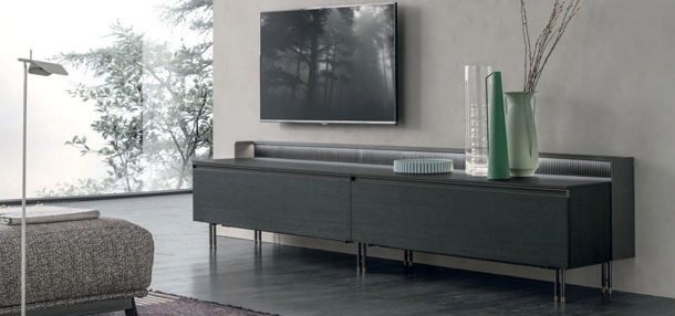 Madia Scenario in materico rovere carbone con base in metallo antracite e ottone di Tomasella