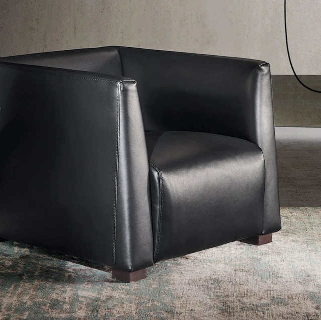 Poltroncina moderna squadrata in pelle Charlie di Gurian