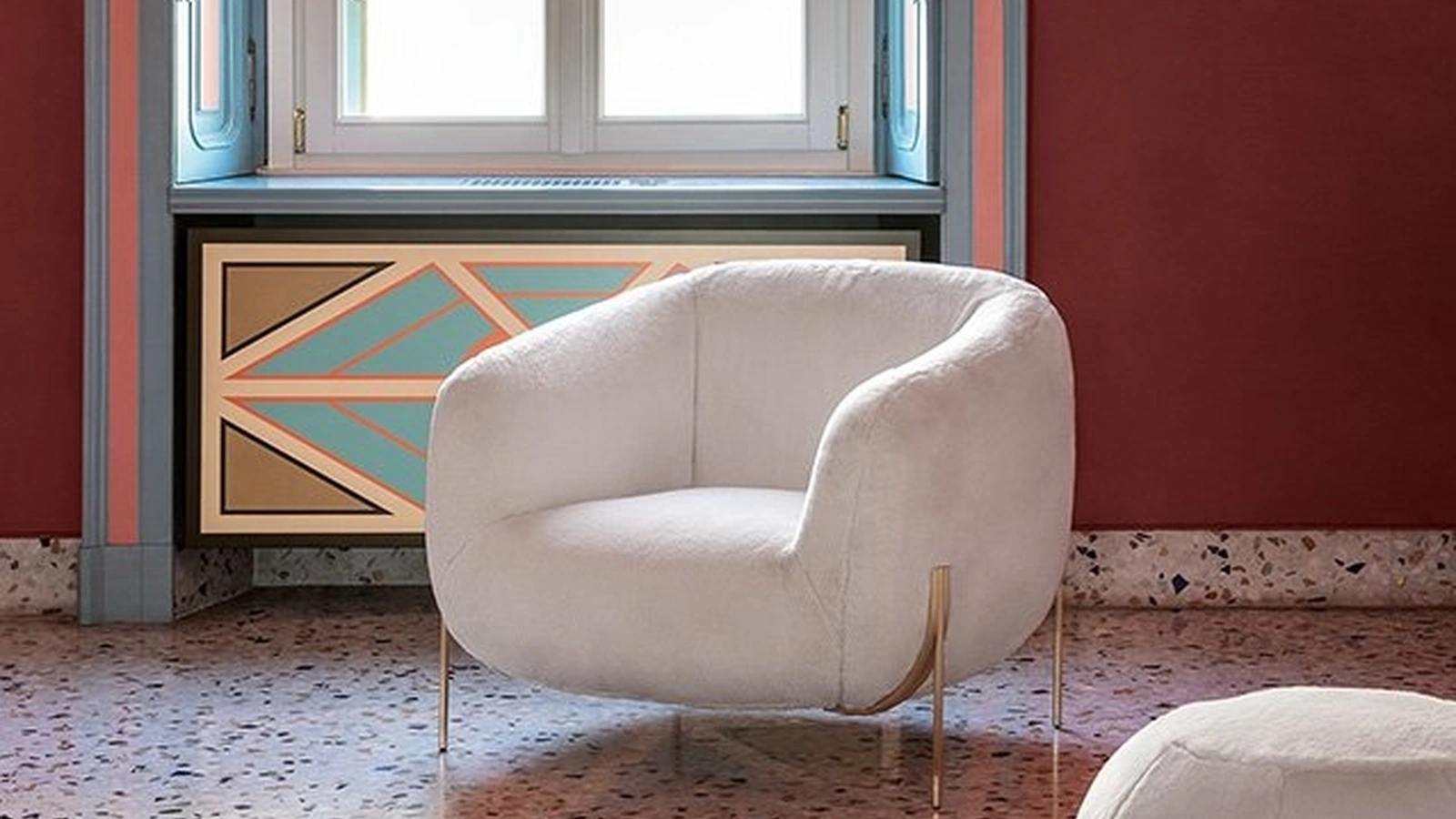 Poltroncina in tessuto dalla forma accogliente Geo di Saba