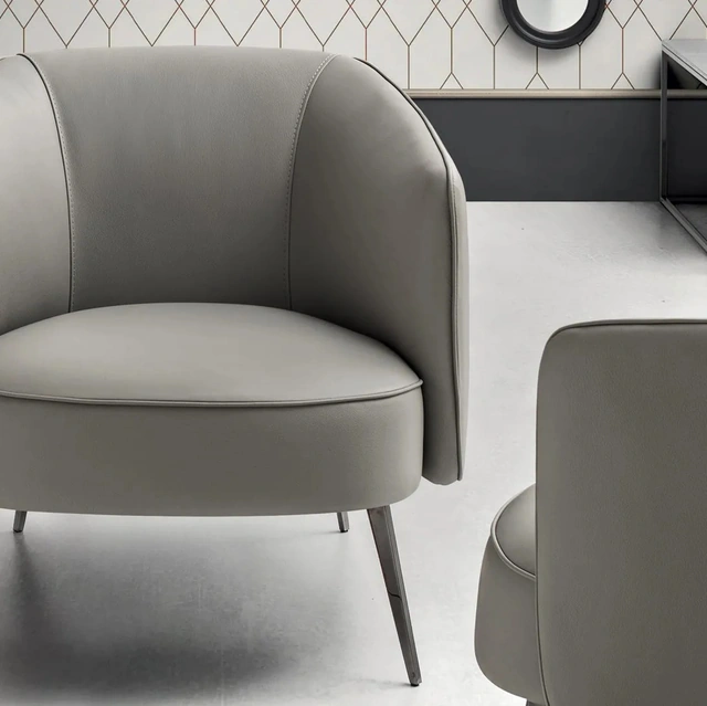 Poltroncina moderna in pelle imbottita Kelly di Gurian