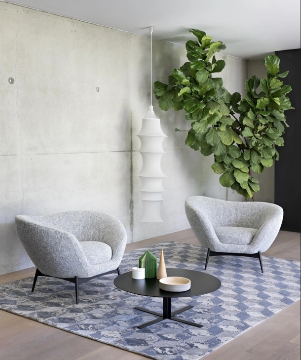 Poltroncina Oltremare in tessuto di Saba
