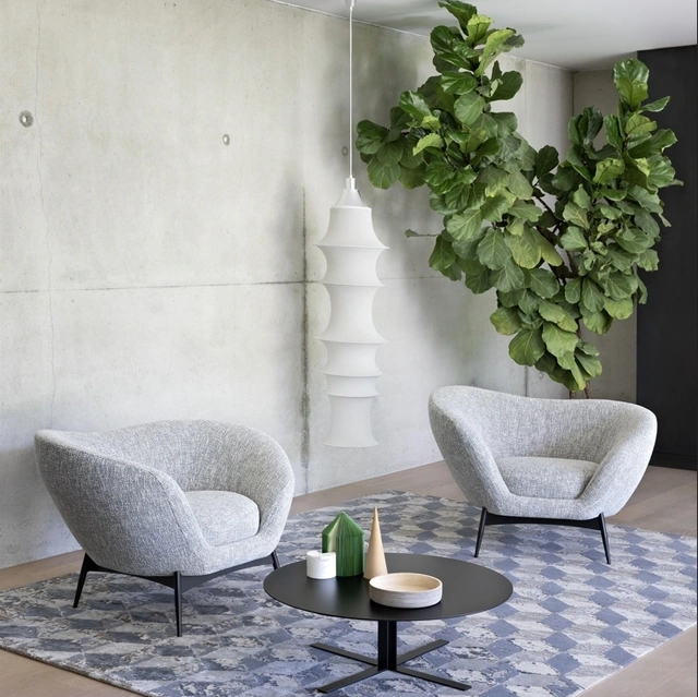Poltroncina Oltremare in tessuto di Saba