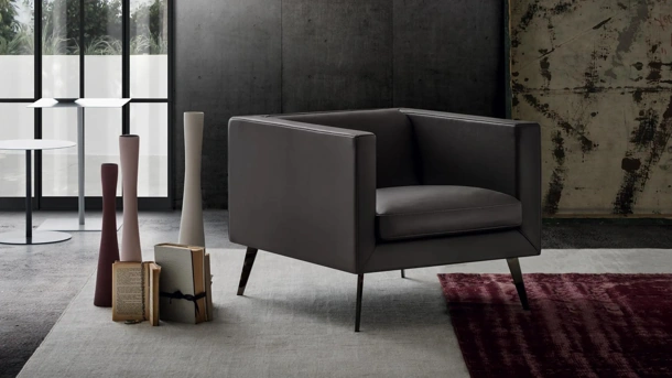 Poltroncina moderna bassa in pelle Polly di Gurian