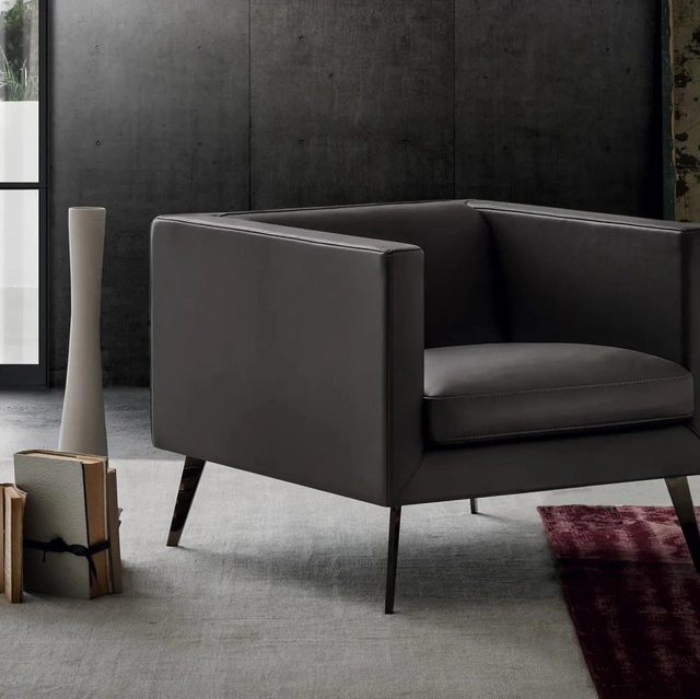 Poltroncina moderna bassa in pelle Polly di Gurian