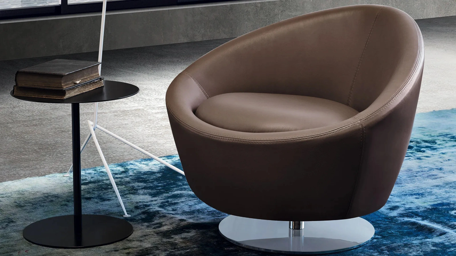 Poltroncina rotonda girevole in pelle Britte di Gurian