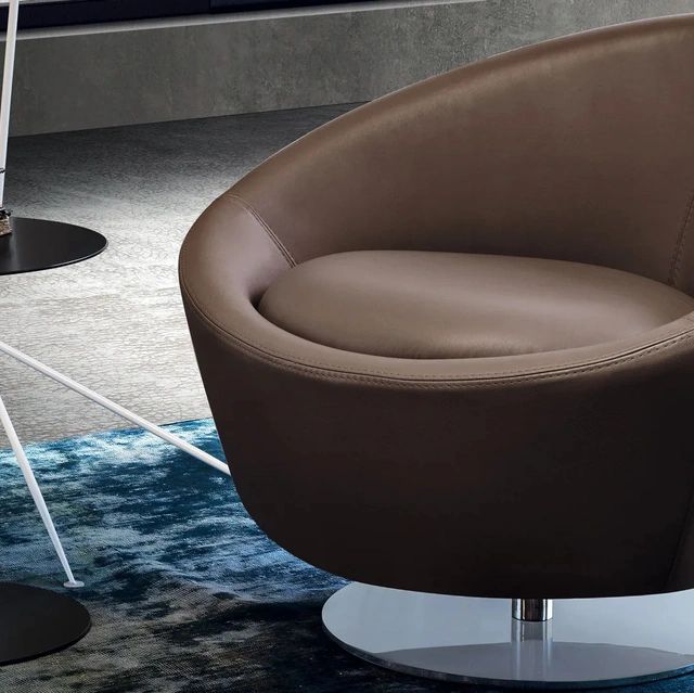 Poltroncina rotonda girevole in pelle Britte di Gurian