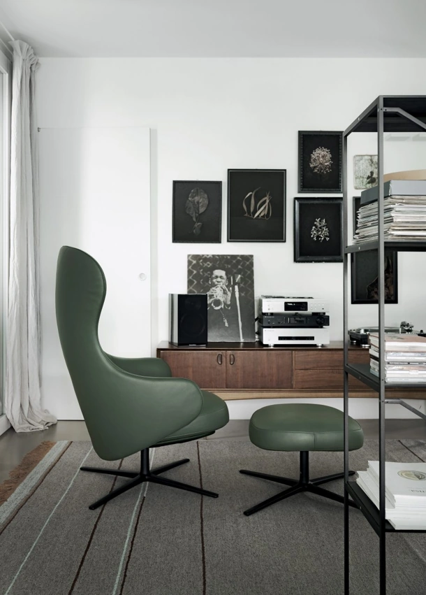 Poltrona in pelle morbida e confortevole con schienale alto e pouf appoggiapiedi Dua Relax Lounge di Kristalia