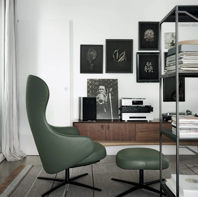 Poltrona in pelle morbida e confortevole con schienale alto e pouf appoggiapiedi Dua Relax Lounge di Kristalia