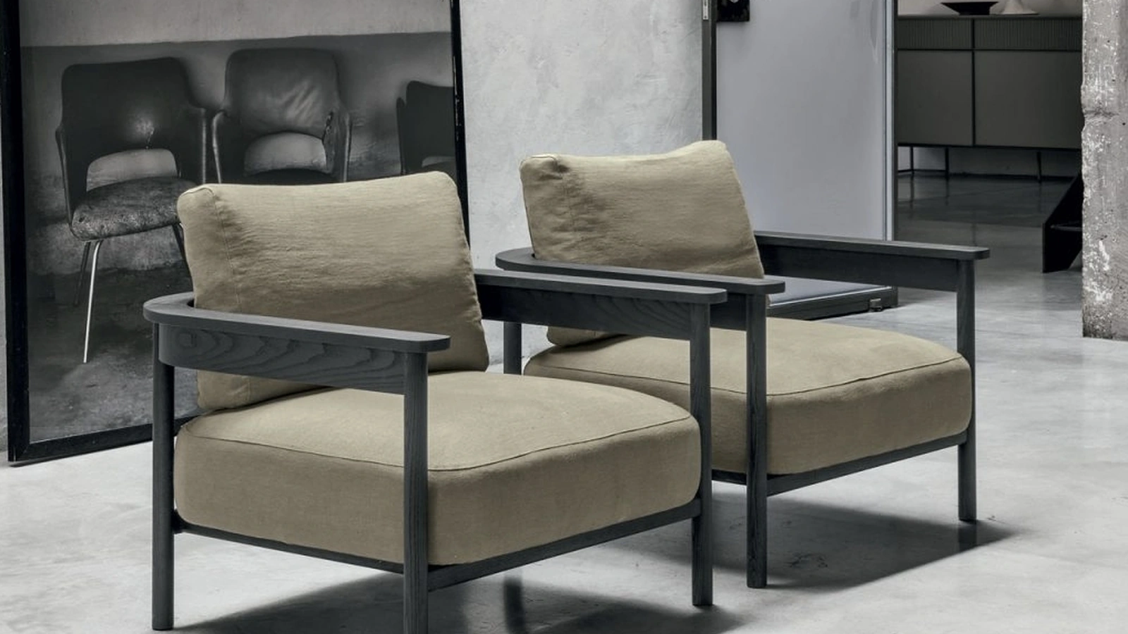 Poltrona Hood in tessuto con struttura in rovere di Tomasella