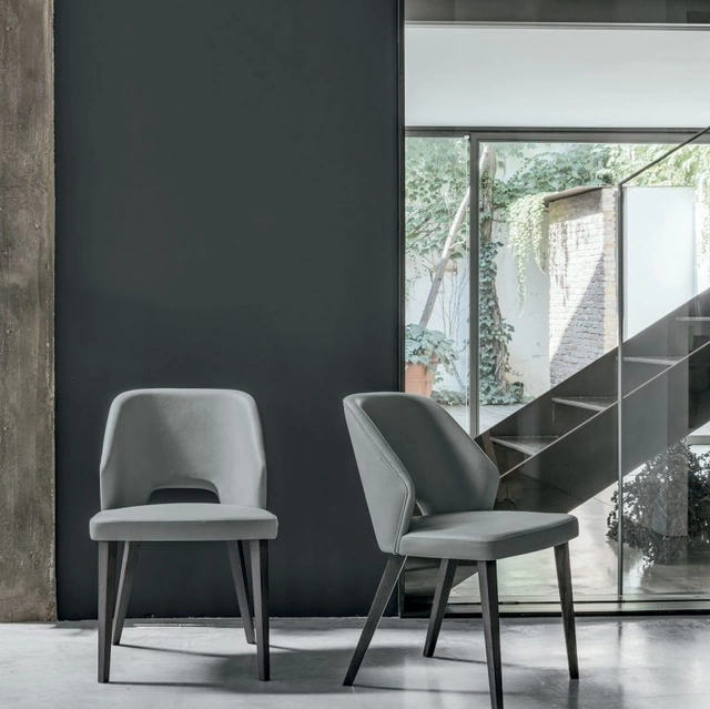 Sedia Adele in ecopelle con struttura in rovere carbone di Tomasella