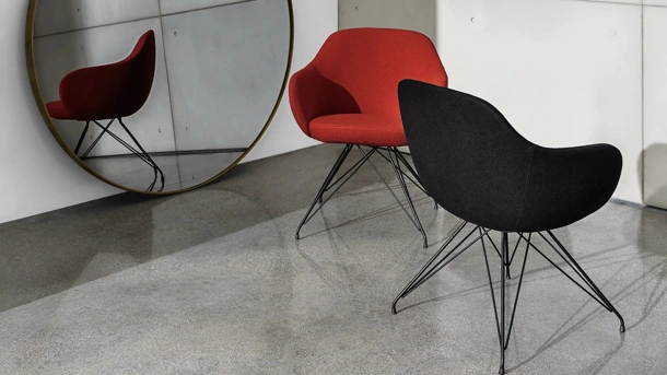 Sedia Cadira Wire in tessuto con gambe in metallo di Sovet
