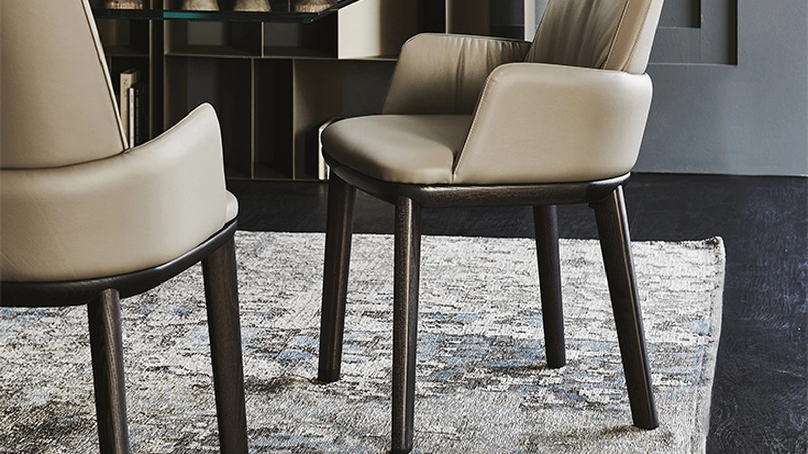Sedia con braccioli con struttura in frassino e rivestimento in ecopelle Belinda di Cattelan Italia