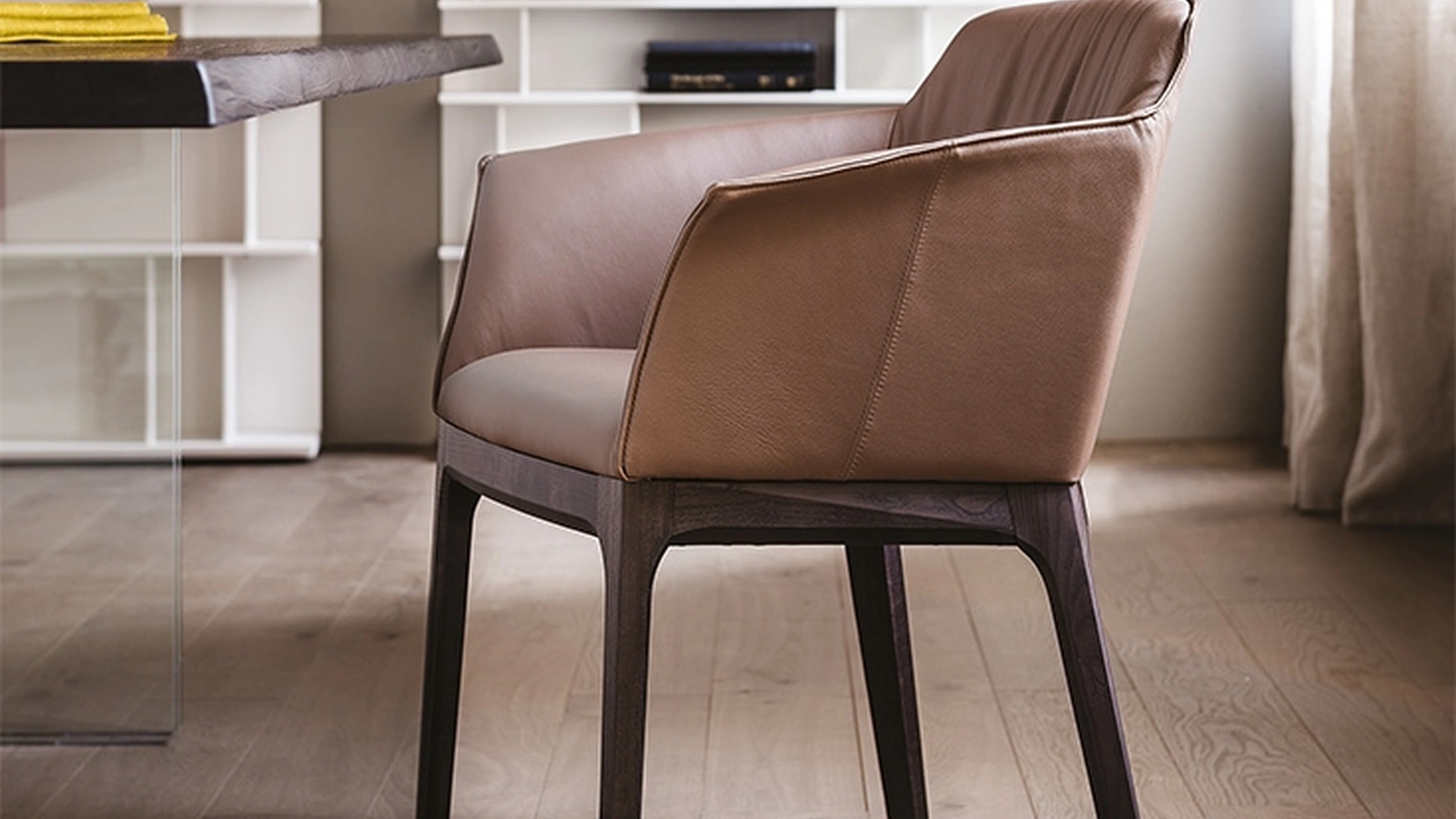 Sedia Musa in pelle con base in legno di Cattelan Italia