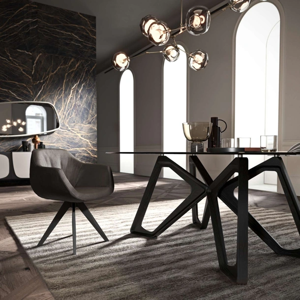 Sedia moderna con braccioli rivestita in pelle con base in legno Delia di Ozzio