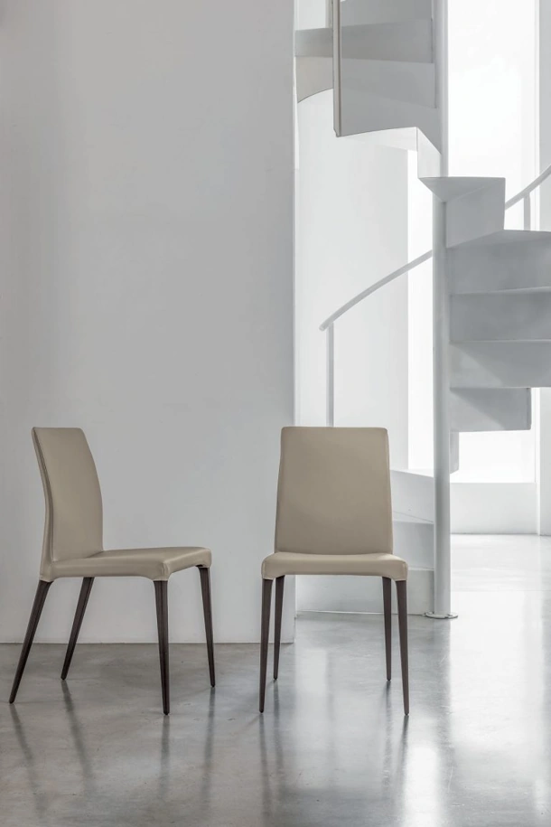 Sedia Fly in rovere moka con rivestimento in ecopelle di Tomasella