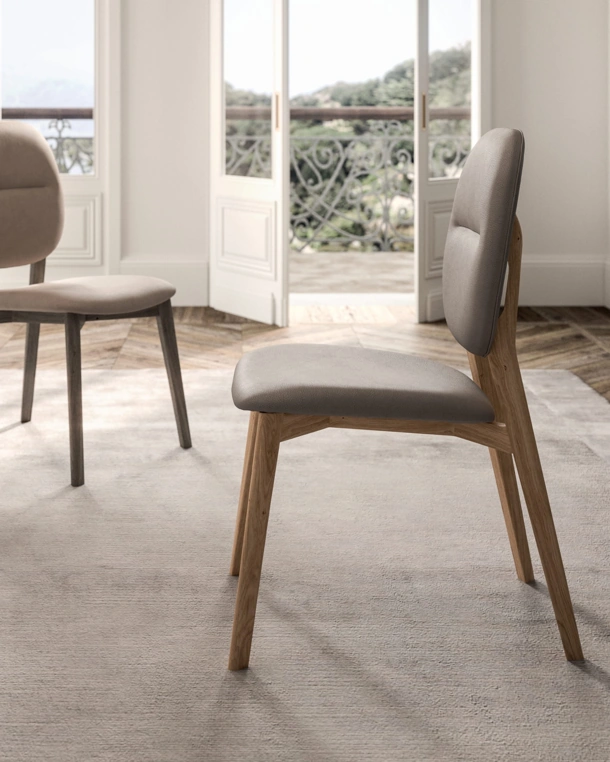 Sedia in pelle con struttura in legno massello Giotto di Ozzio