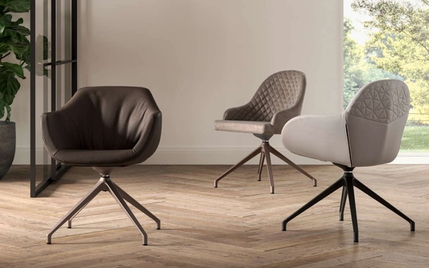 Sedia moderna con braccioli imbottita e rivestita in pelle con struttura in metallo Halia di Ozzio