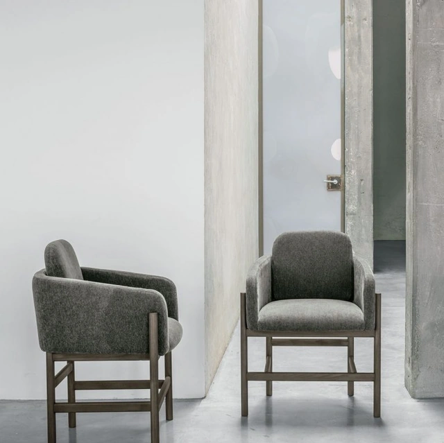 Sedia Hood in tessuto imbottito con struttura in legno rovere moka di Tomasella