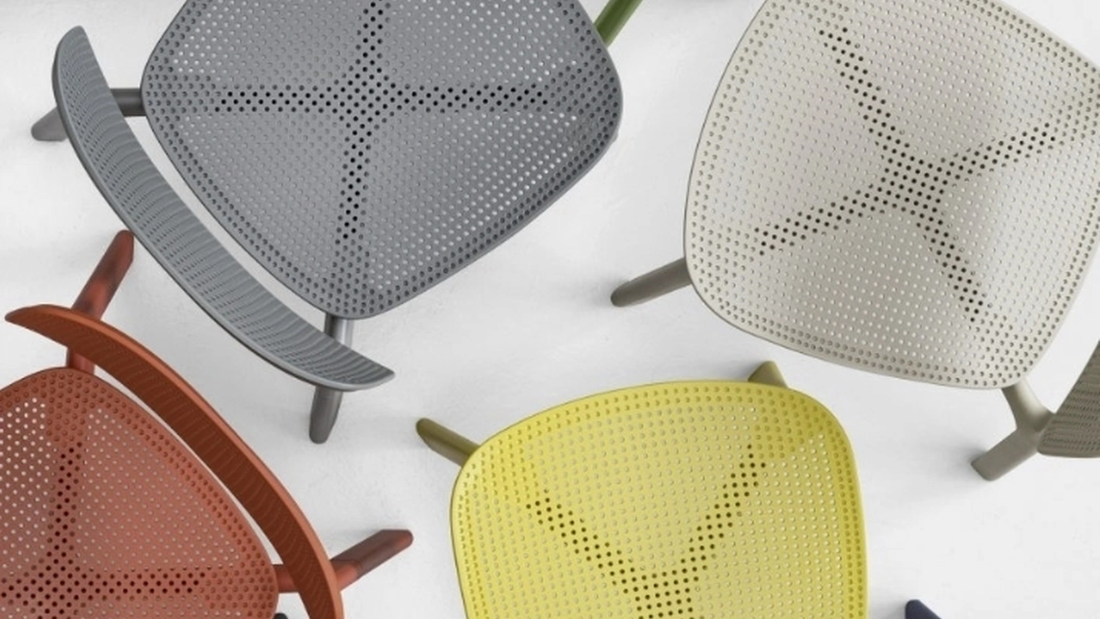 Sedia impilabile Colander di Kristalia
