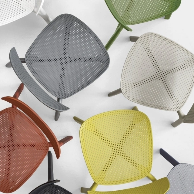 Sedia impilabile Colander di Kristalia