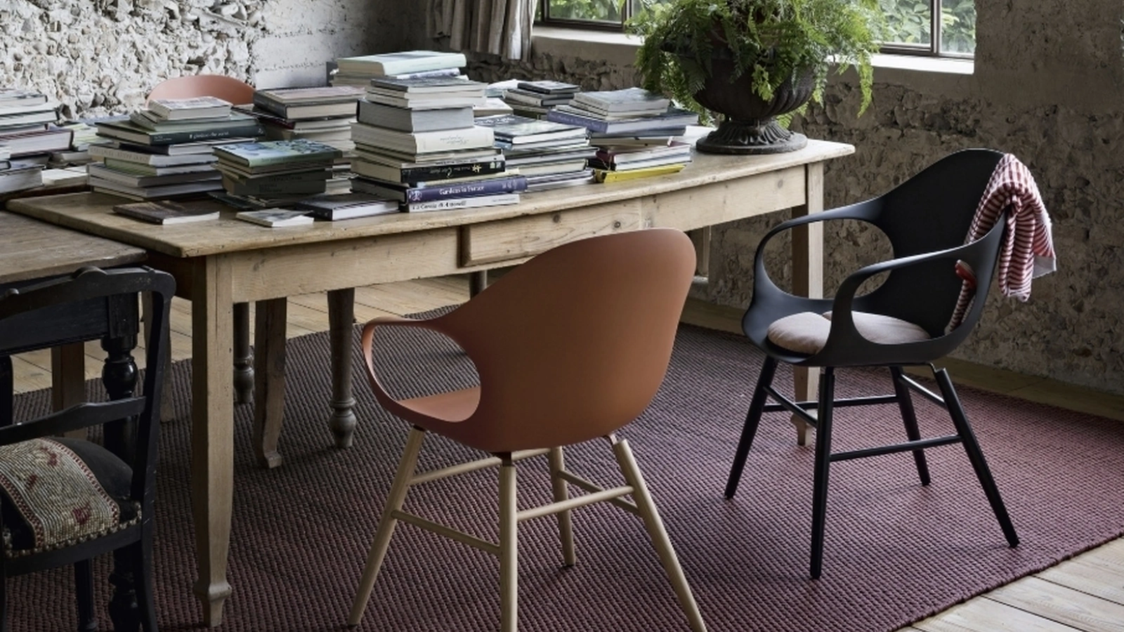 Sedia in poliuretano con gambe in legno Elephant Wood di Kristalia