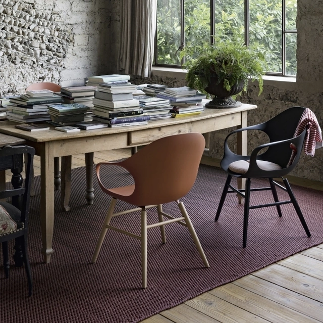 Sedia in poliuretano con gambe in legno Elephant Wood di Kristalia
