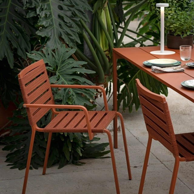 Sedia impilabile con o senza braccioli in alluminio verniciato  con rivestimento realizzato con corde in poliestere Rest di Kristalia