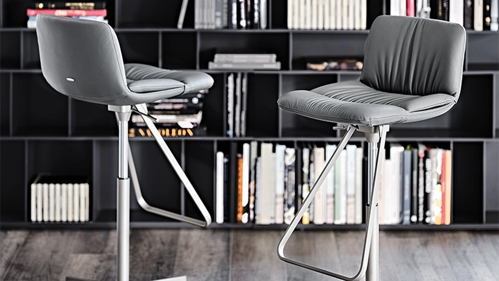 Sgabello in acciaio inox con rivestimento in pelle Axel di Cattelan Italia