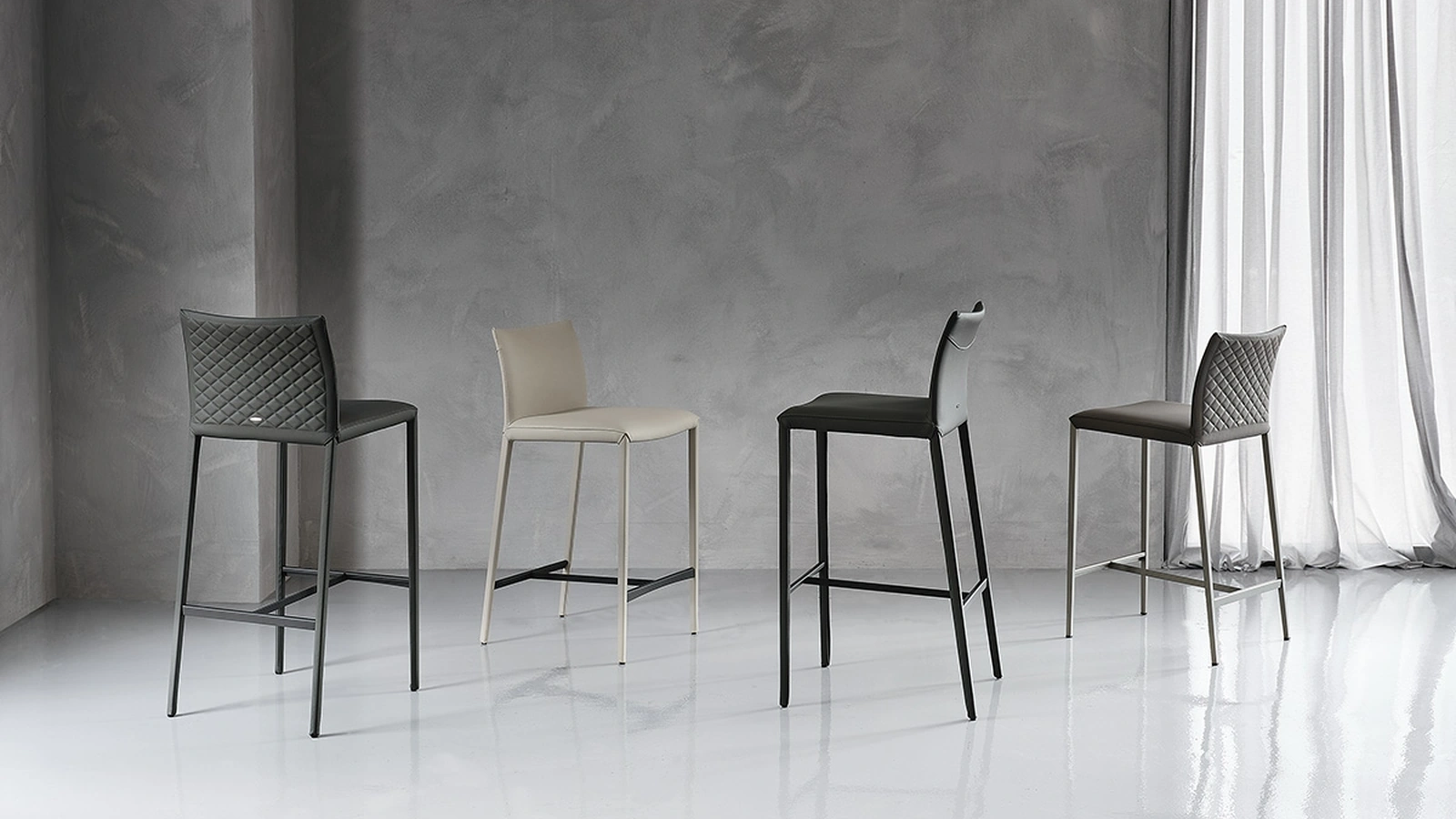Sgabello in acciaio con rivestimento in pelle Norma di Cattelan Italia