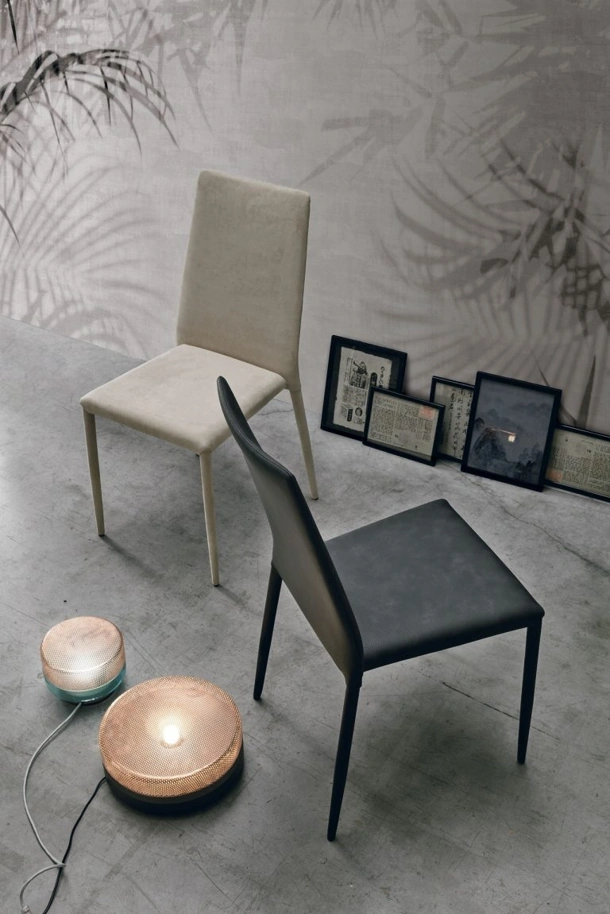Sedia Skinny con schienale alto e leggermente curvato, rivestita in ecopelle di Tomasella