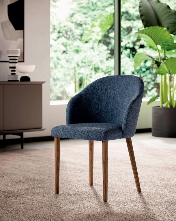 Sedia Zico in tessuto imbottito con gambe in Rovere di Ozzio