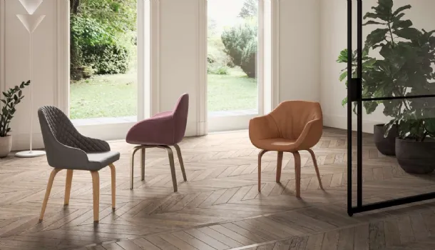 Sedia Atena in pelle con gambe in legno di Ozzio