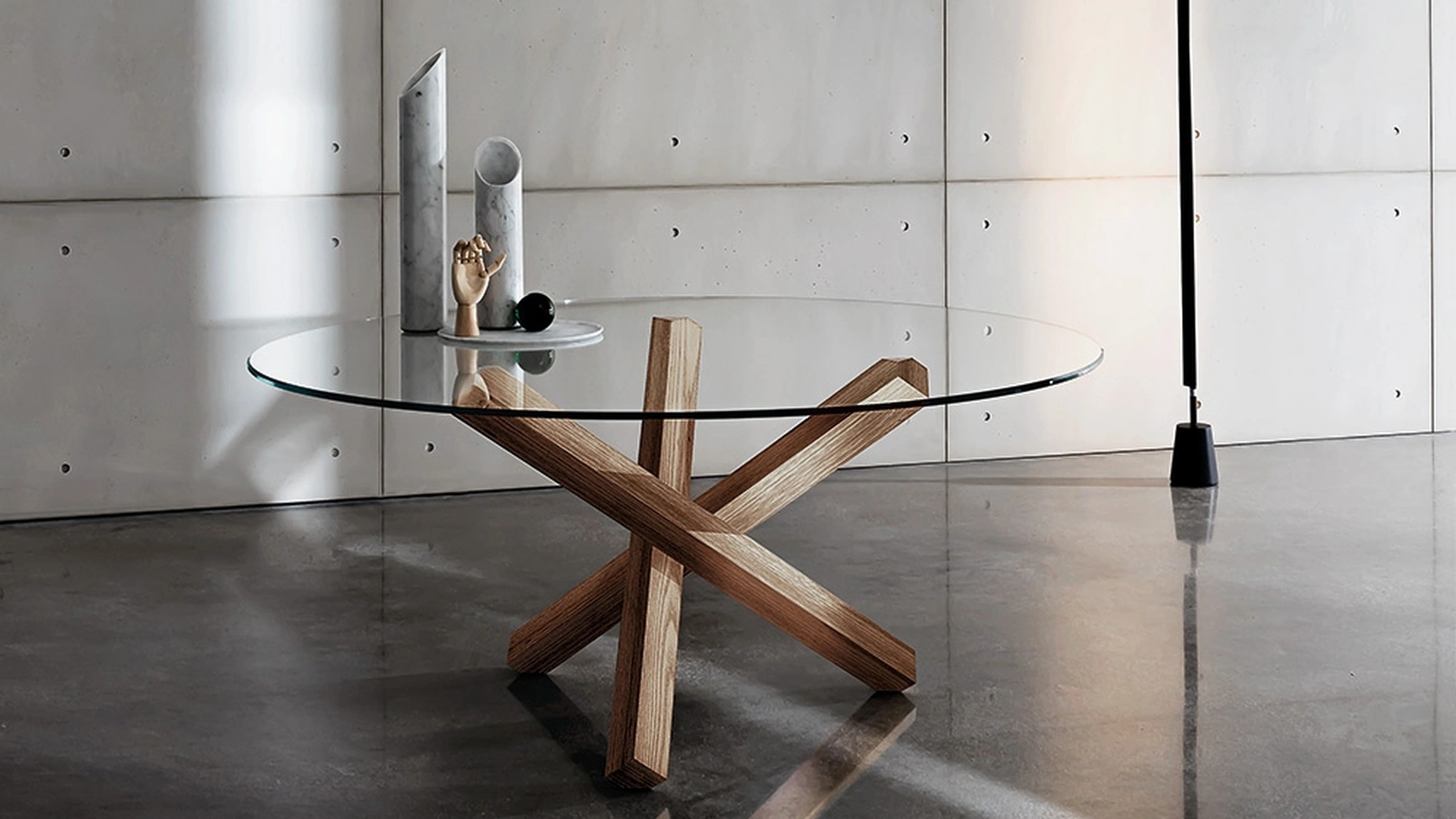 Tavolo rotondo in vetro con base in legno Aikido di Sovet