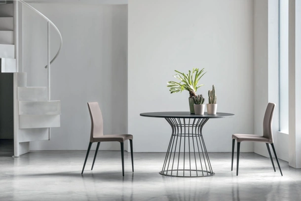 Tavolo rotondo Brigitte in materico rovere carbone con base in metallo laccato opaco antracite di Tomasella