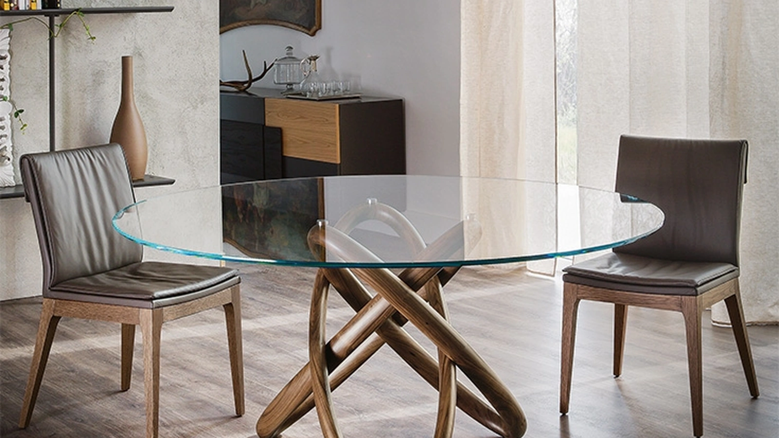 Tavolo con top rotondo in vetro e sostegno in legno Carioca di Cattelan Italia