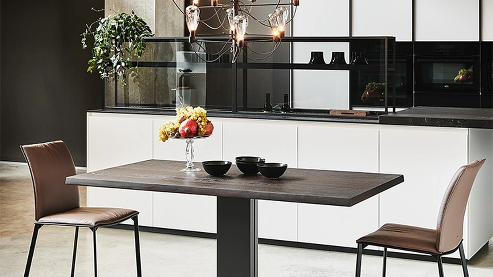 Tavolo con base in acciaio e piano in legno di noce Elvis Wood di Cattelan Italia