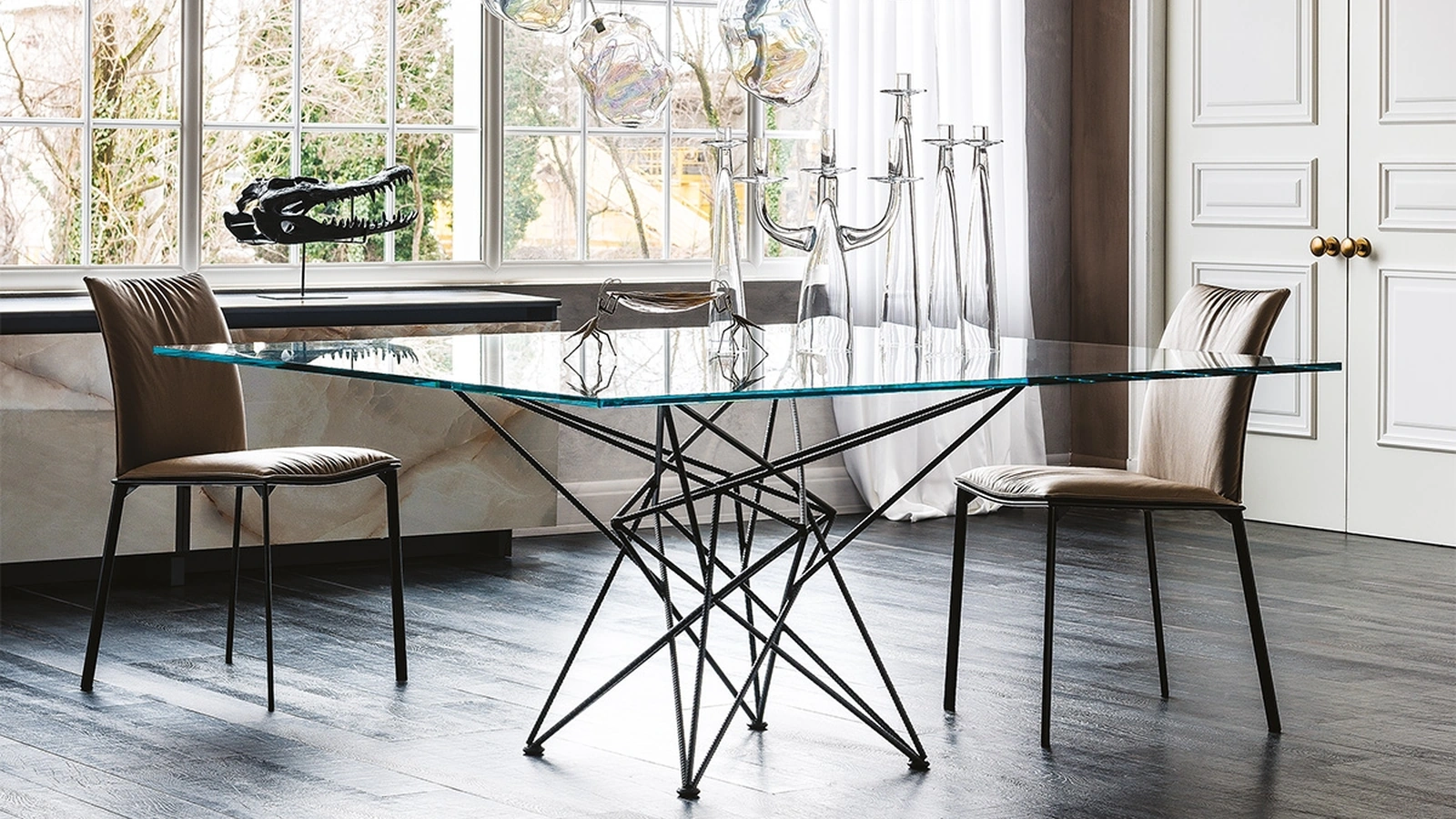 Tavolo con base in acciaio e piano in cristallo bisellato Gordon di Cattelan Italia