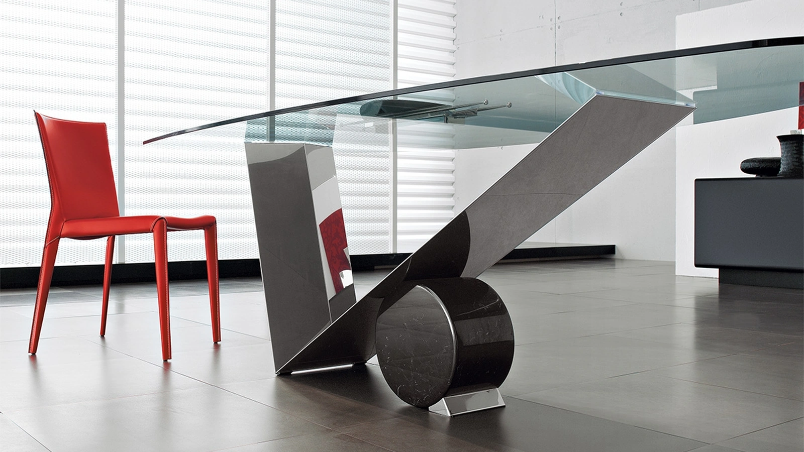 Tavolo in vetro con base in acciaio Inox lucido Valentinox di Cattelan Italia