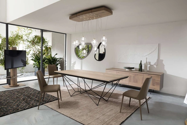 Tavolo rettangolare allungabile in Rovere con base in metallo Fil8 di Ozzio