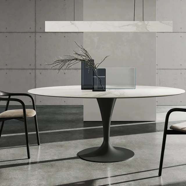 Tavolo Flûte ellittico dalla linea elegante con top in ceramica di Sovet