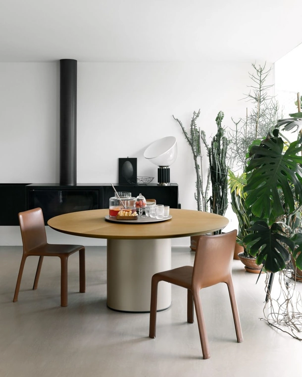 Tavolo rotondo in rovere  europeo con basamento verniciato Holo Pillar di Kristalia