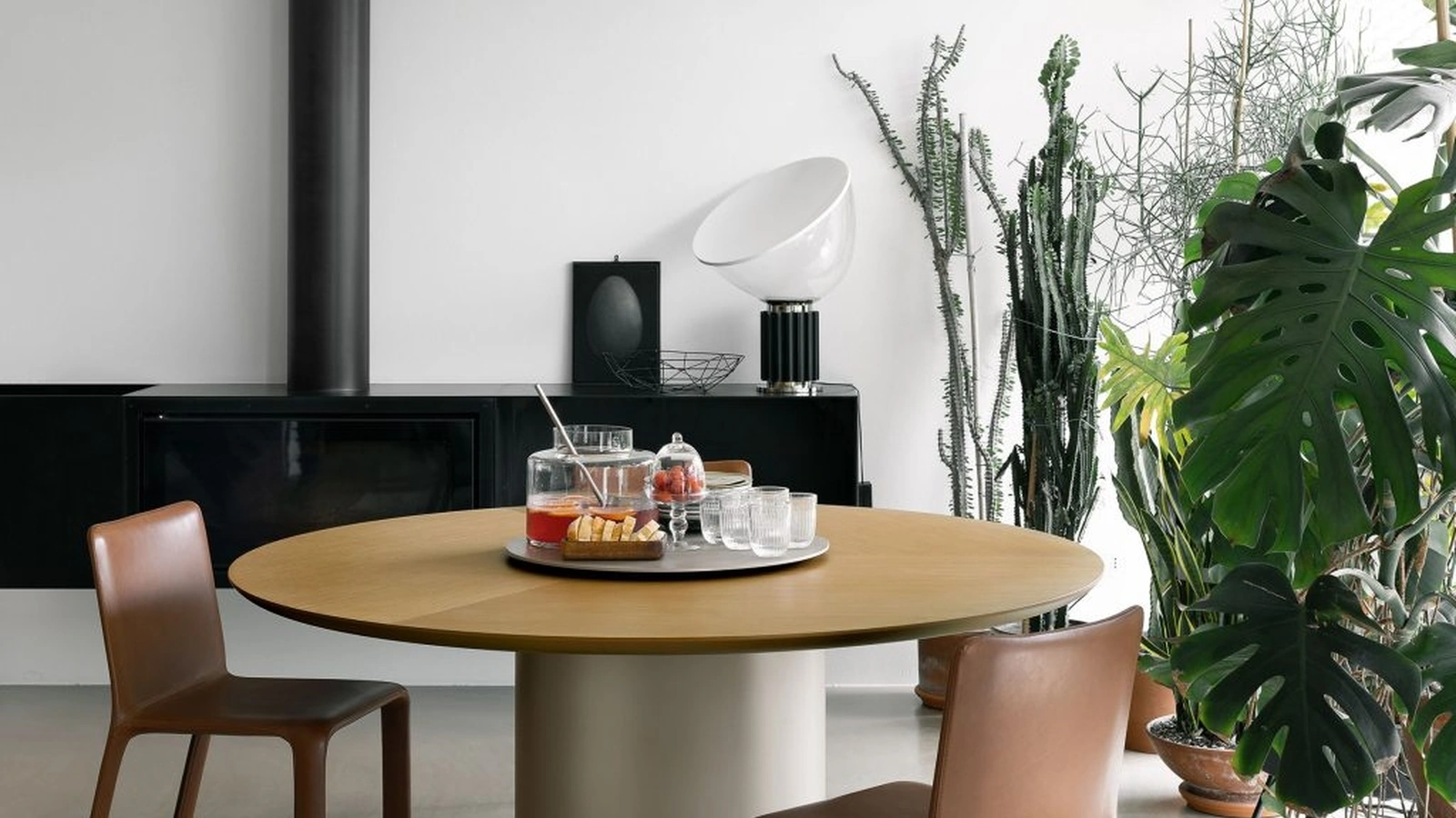 Tavolo rotondo in rovere  europeo con basamento verniciato Holo Pillar di Kristalia